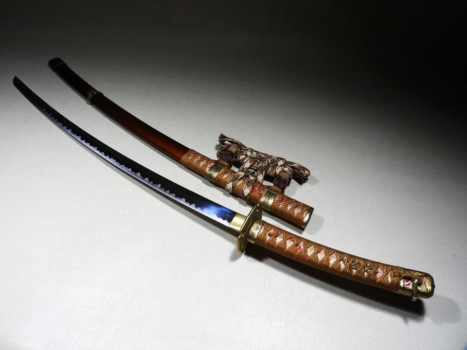 ●模造刀 金梨地 弦葉紋蒔絵糸巻太刀拵 大和刀 湾れ刃 リアル コスプレにも