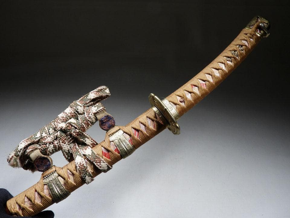 ●模造刀 金梨地 弦葉紋蒔絵糸巻太刀拵 大和刀 湾れ刃 リアル コスプレにも