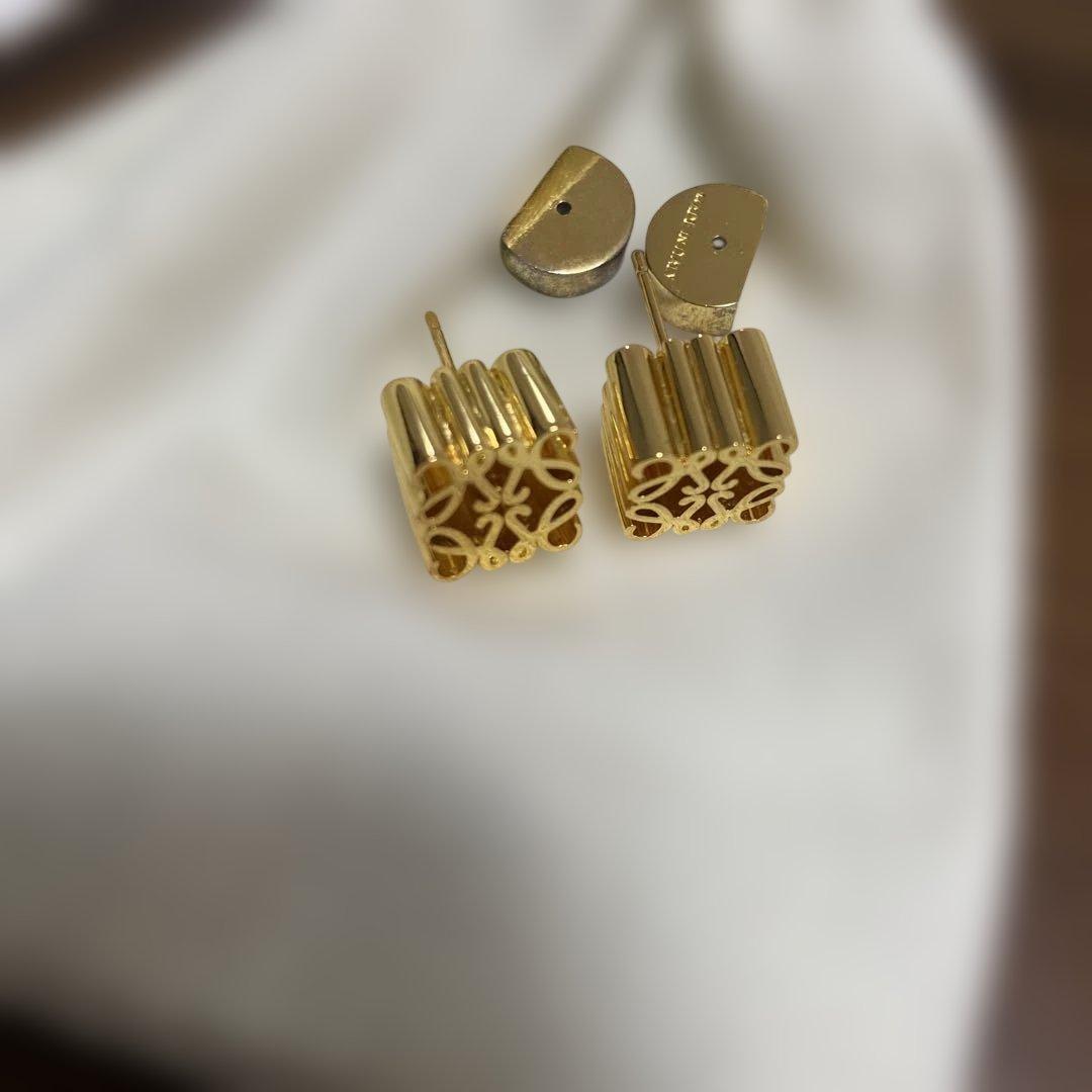 ロエベ　ピアス　スタッズ