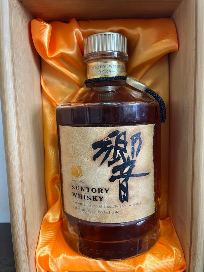 サントリー　響　ウイスキー　金ラベル　金キャップ　750ml