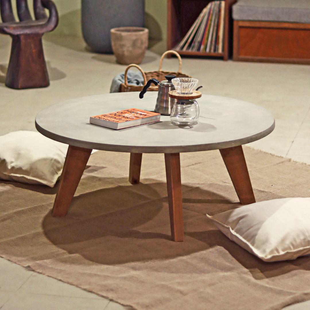 円形｜ラウンドテーブル｜ライトグレー｜薄塗りモルタル｜ちゃぶ台