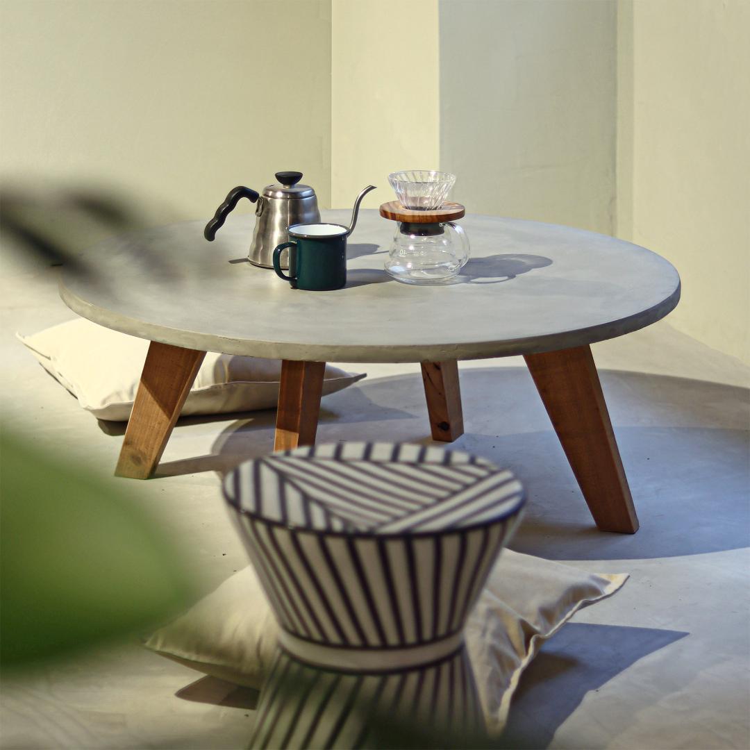 円形｜ラウンドテーブル｜ライトグレー｜薄塗りモルタル｜ちゃぶ台