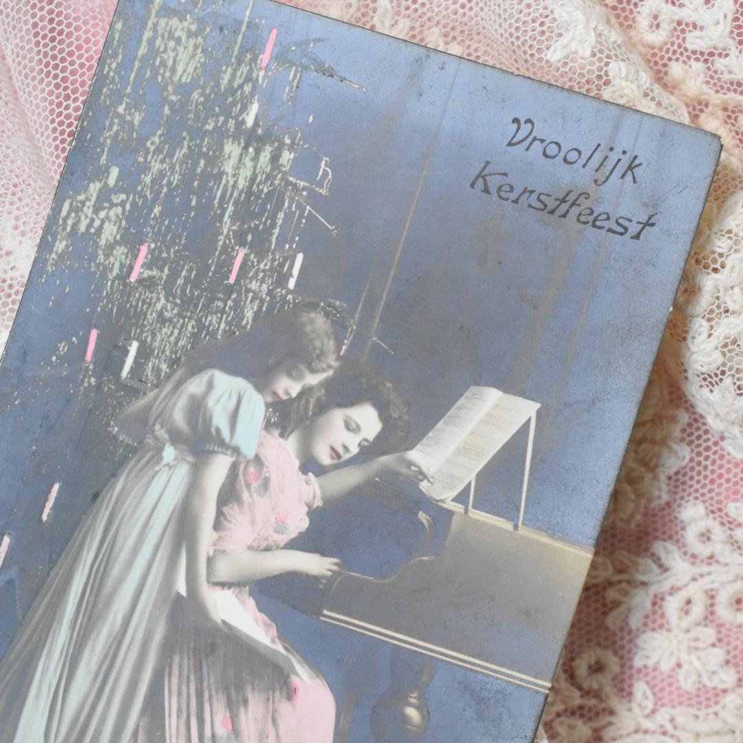 *アンティークポストカード　クリスマスにピアノを奏でる少女とママ