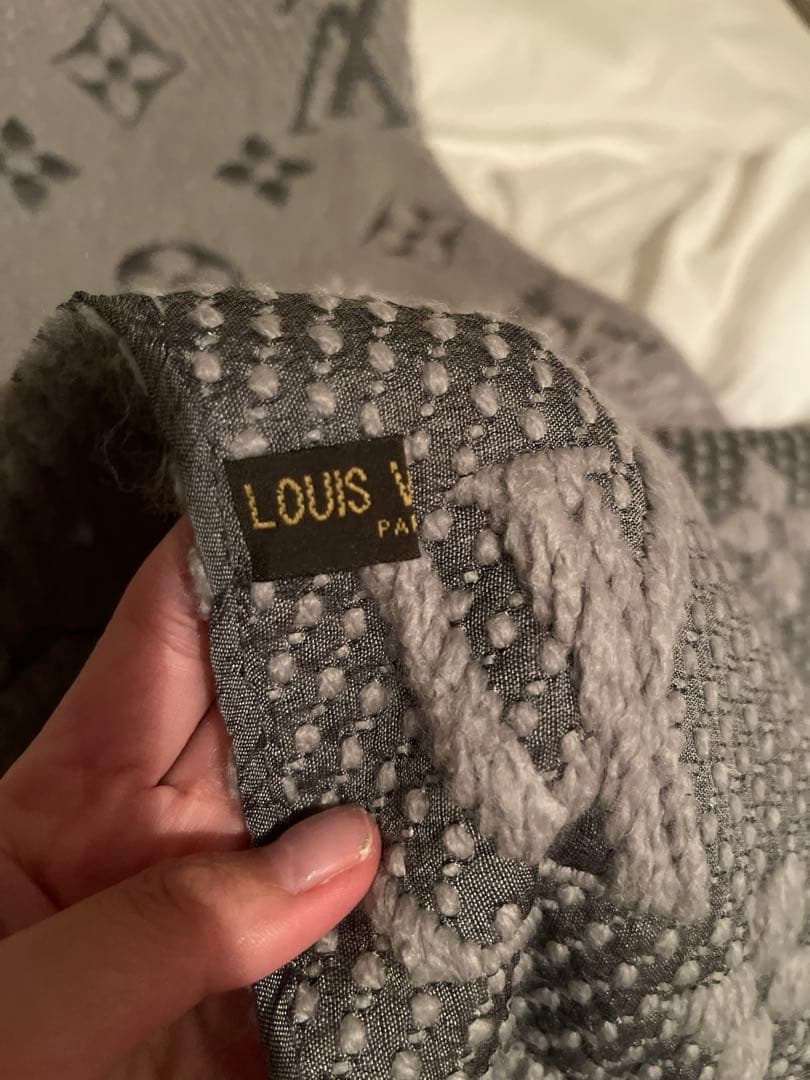 グレー ニット マフラー ロゴ入り フリンジ付き