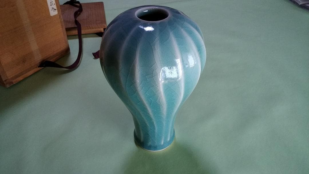 木沢良治作　青磁しのぎ花入