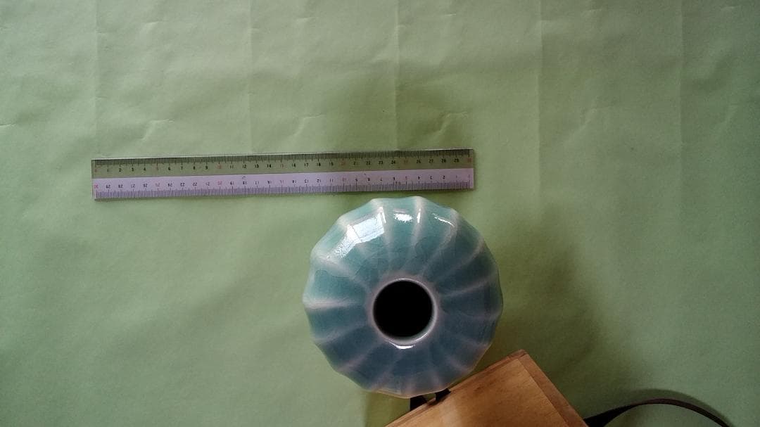 木沢良治作　青磁しのぎ花入