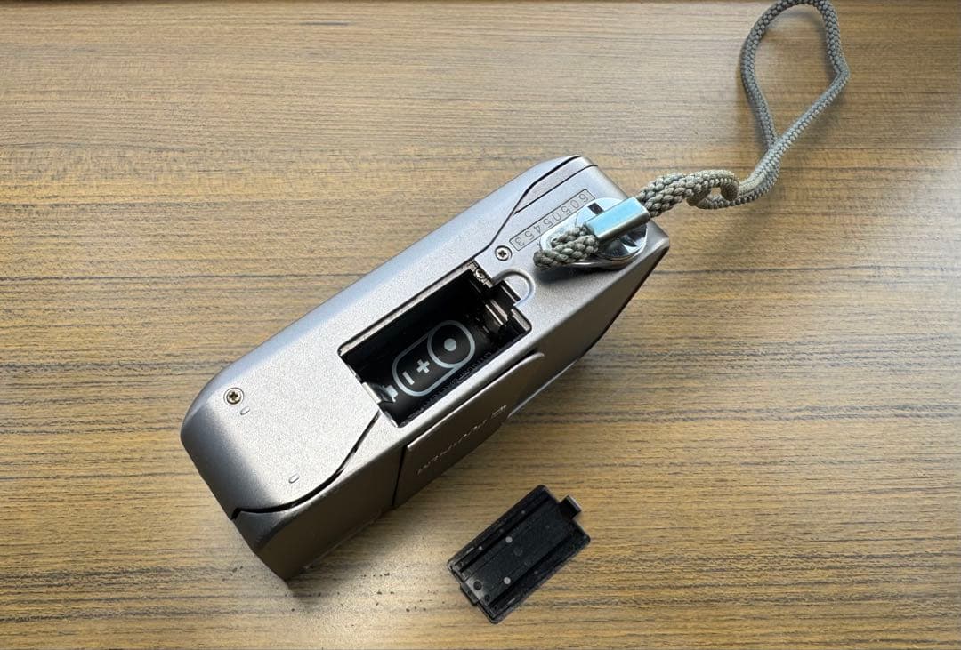 コンパクトフィルムカメラ シルバー ケース付き