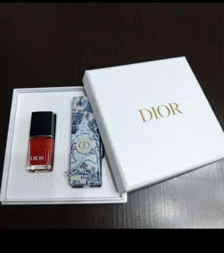 DIOR ネイルカラー レッド ギフトボックス付き２０個