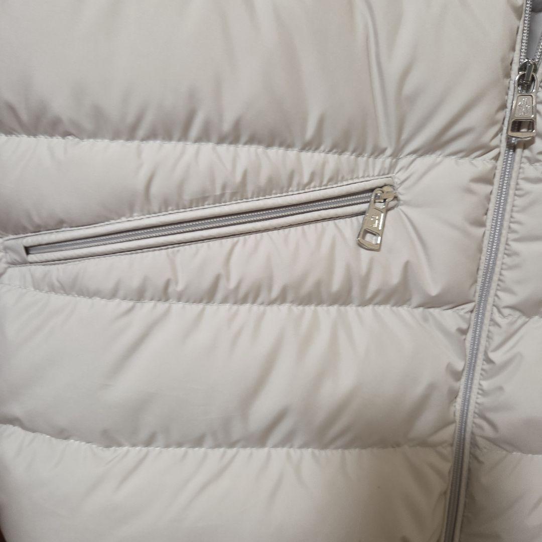MONCLER ホワイト ダウンベスト ハンガー付けます。