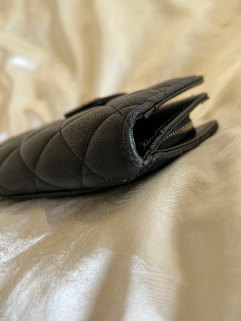 美品❃CHANEL 二つ折り財布 ブラック