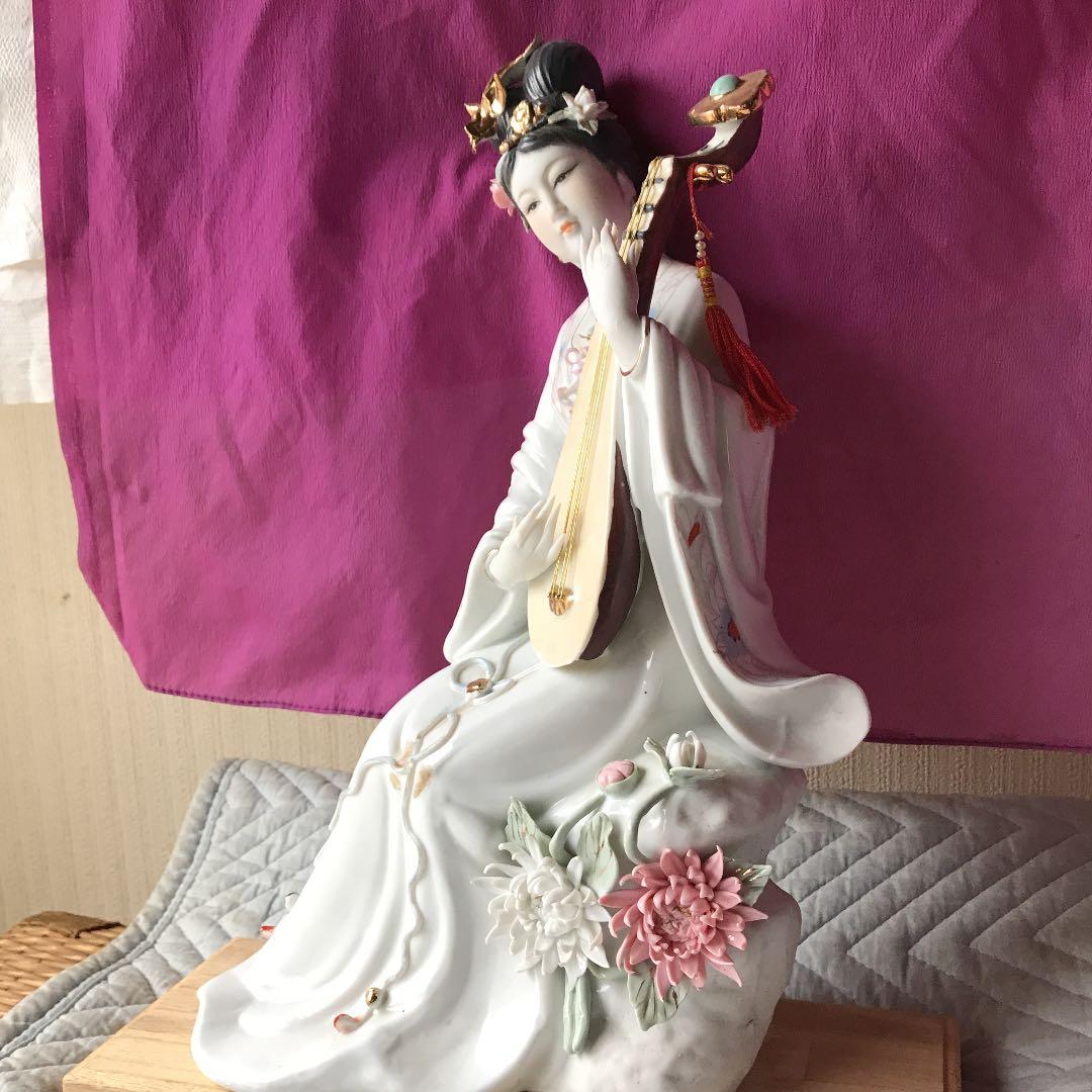 琵琶を弾く麗人