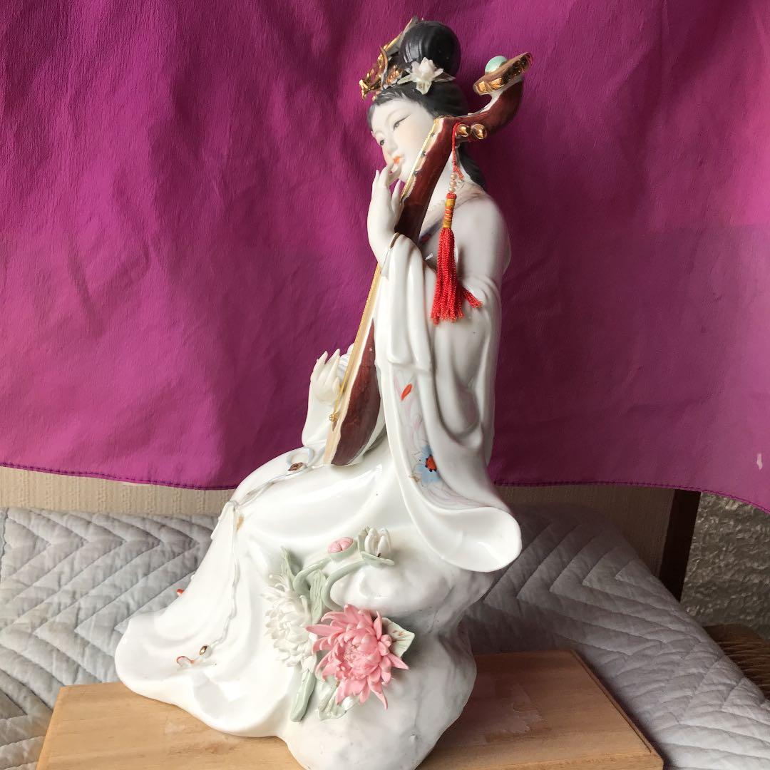 琵琶を弾く麗人