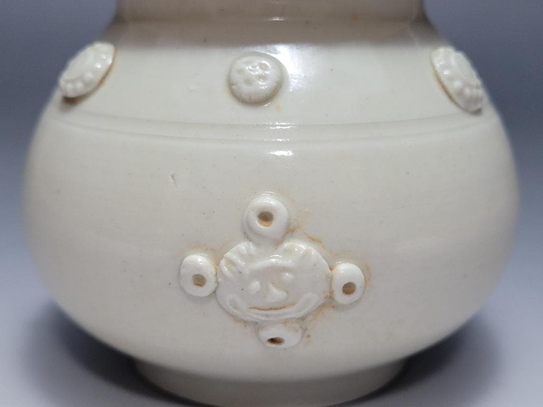 純白磁 陽刻 神獣面 花文 装飾 蓋壺 宋元時代 高さ約8.7cm