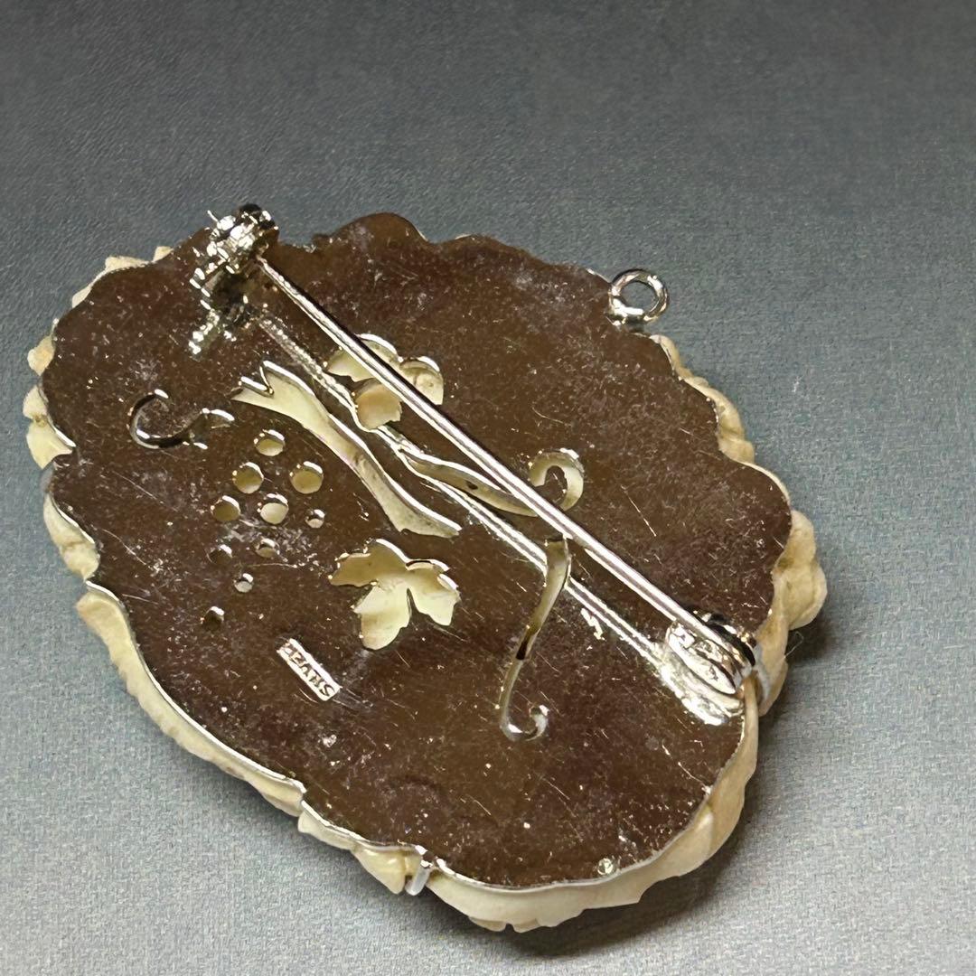 白珊瑚　ブローチ　花と鈴