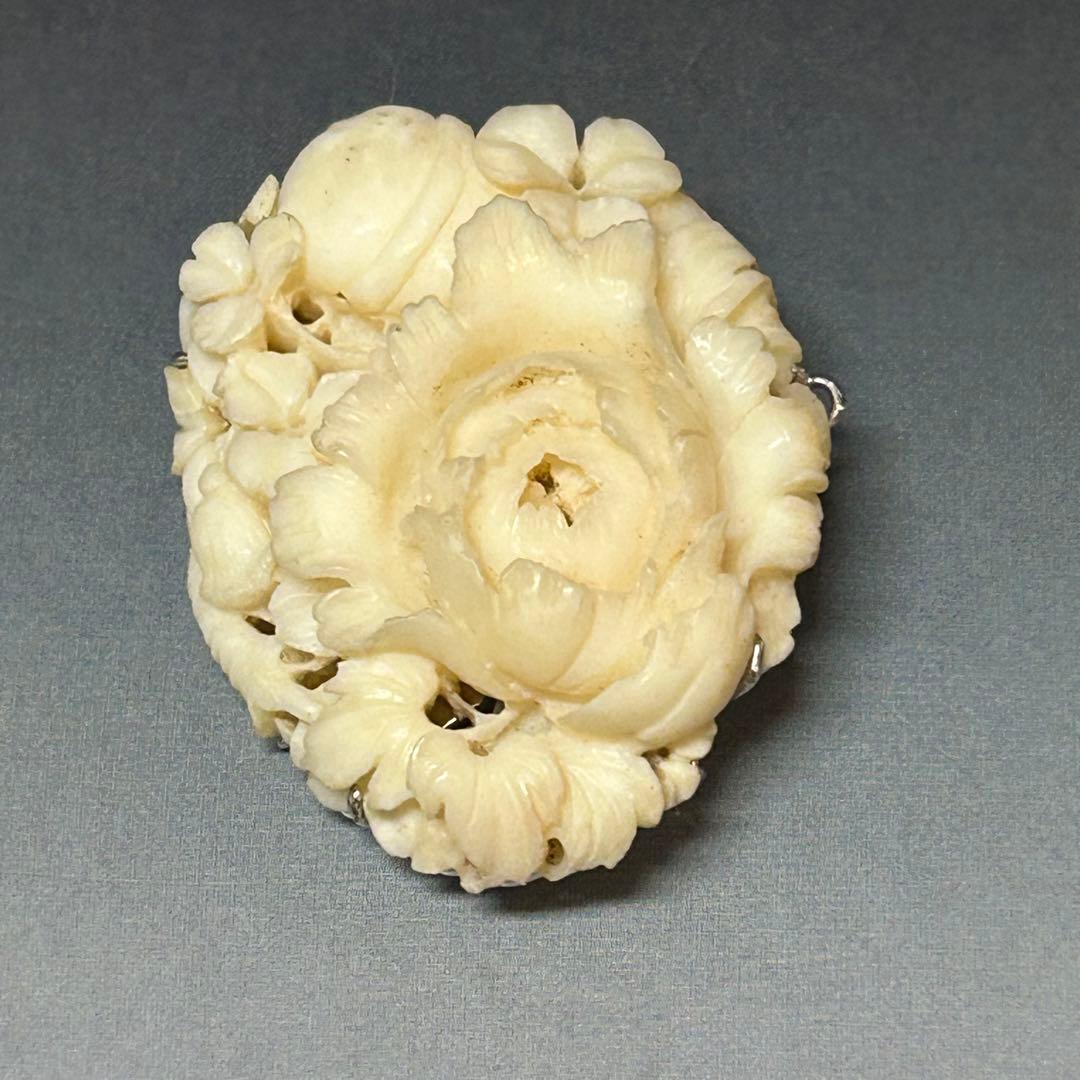 白珊瑚　ブローチ　花と鈴