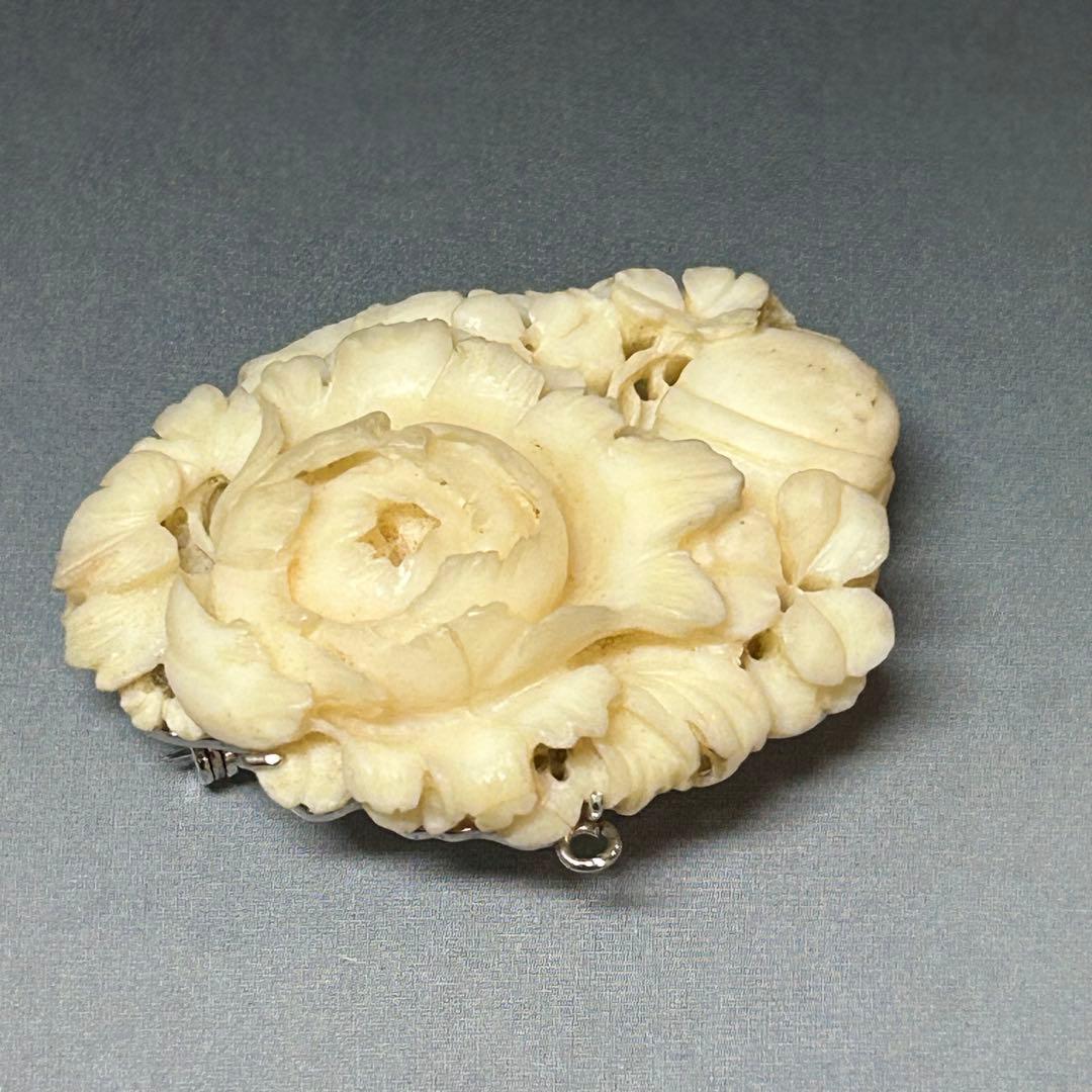 白珊瑚　ブローチ　花と鈴