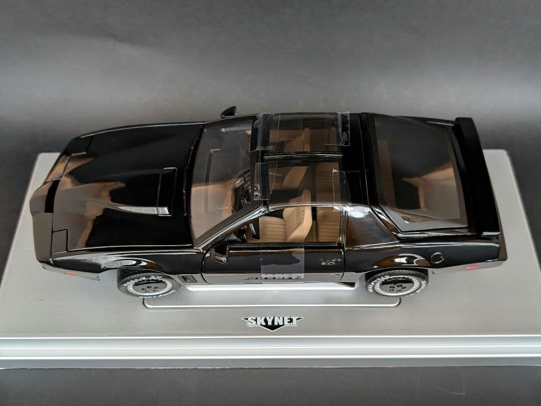 ナイトライダー K.I.T.T キット 1/18 音声／スキャナーユニット内蔵