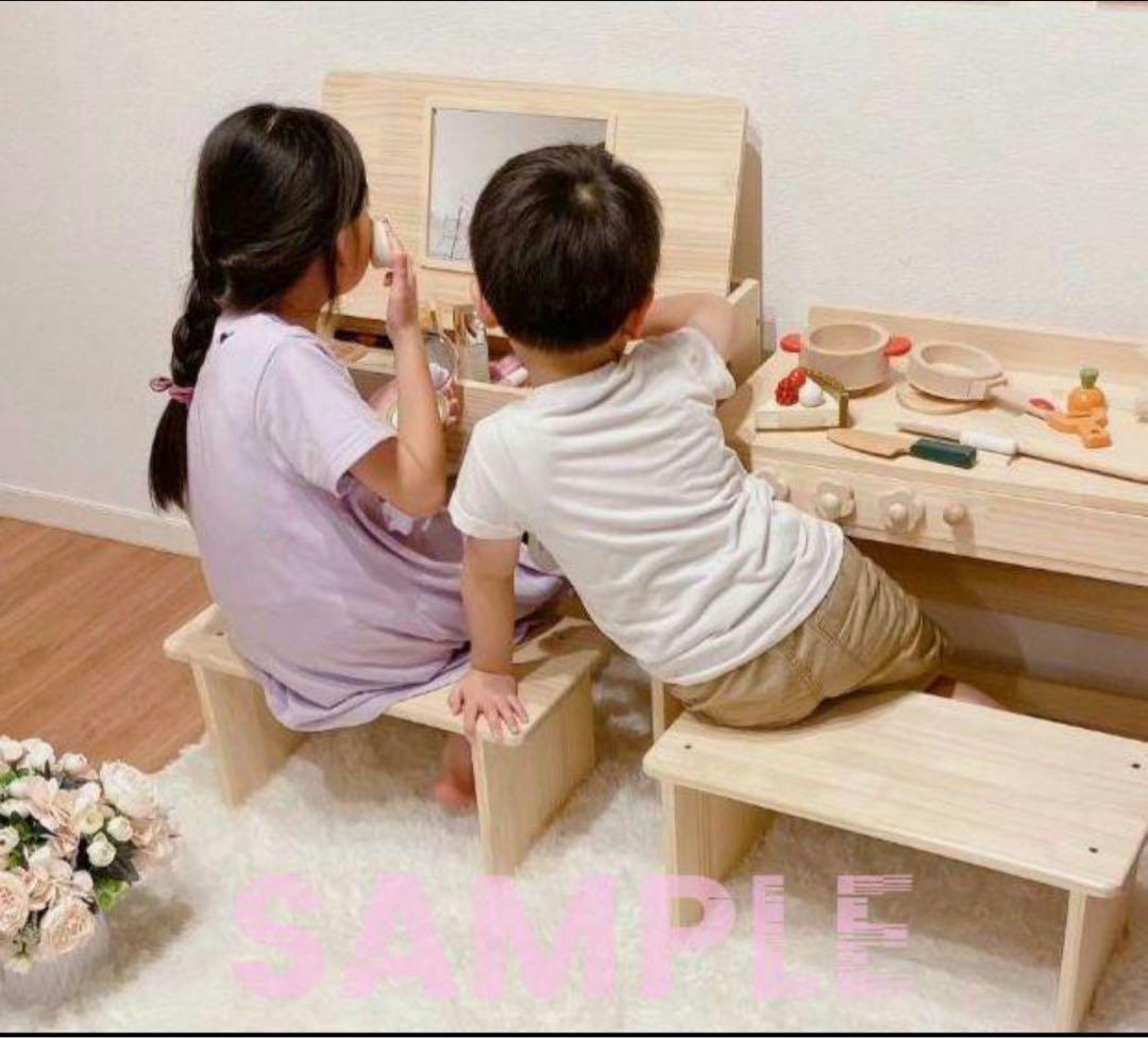 木製ドレッサーとデスク