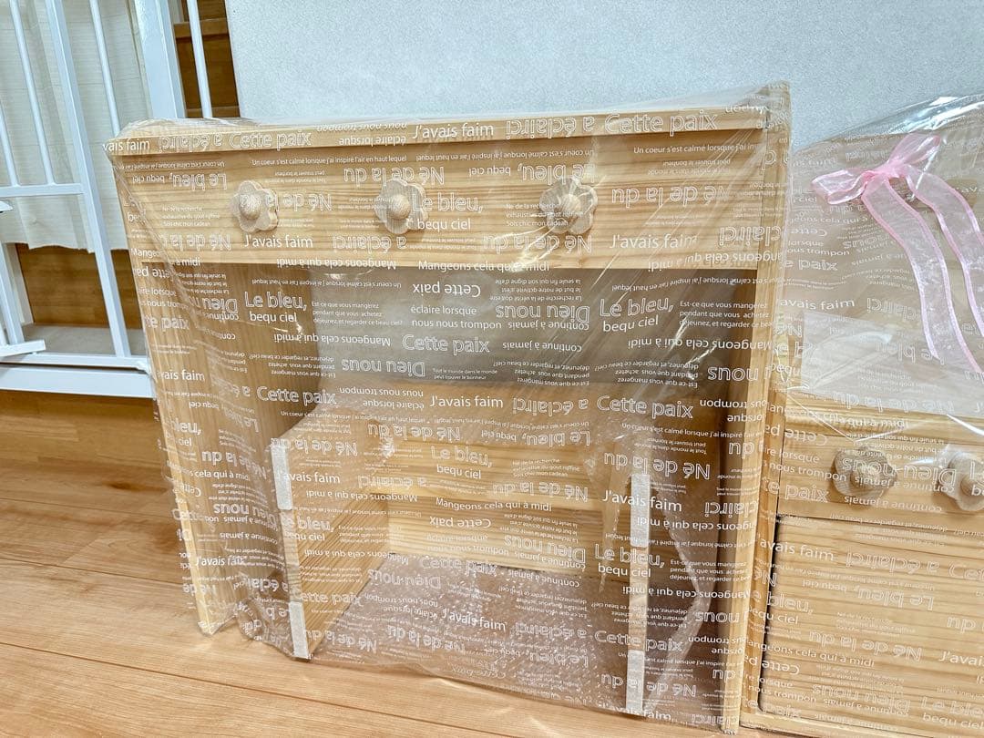 木製ドレッサーとデスク