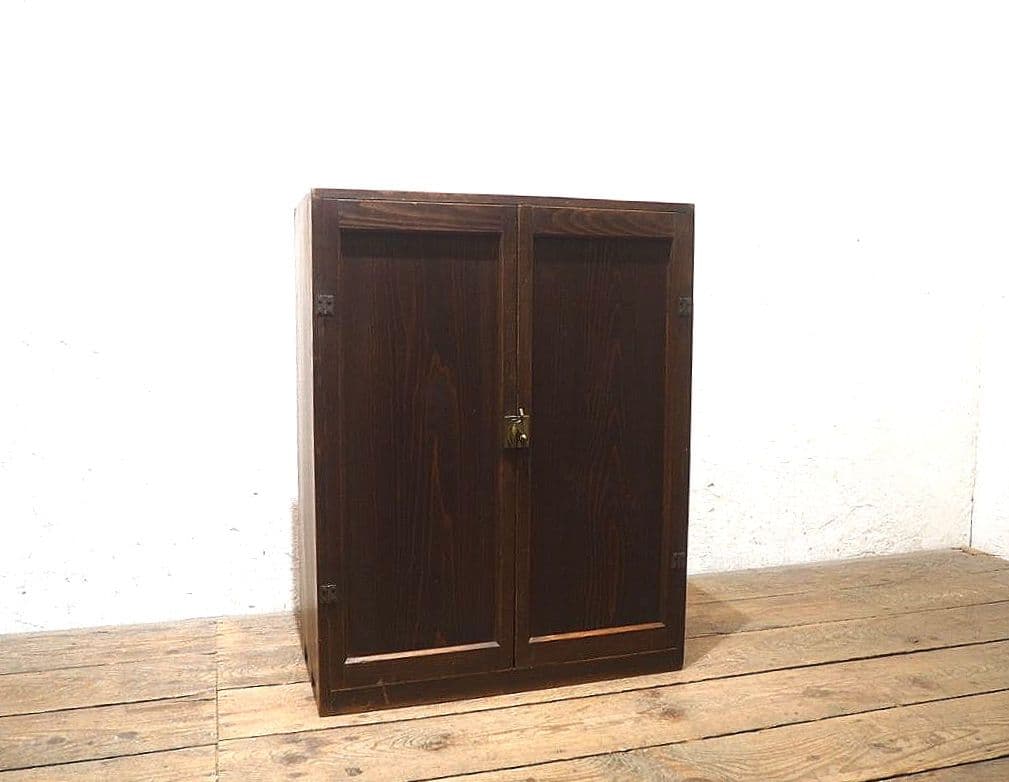 1304 　観音扉の飾り棚　収納棚　キャビネット　ケース　レトロ　ビンテージ