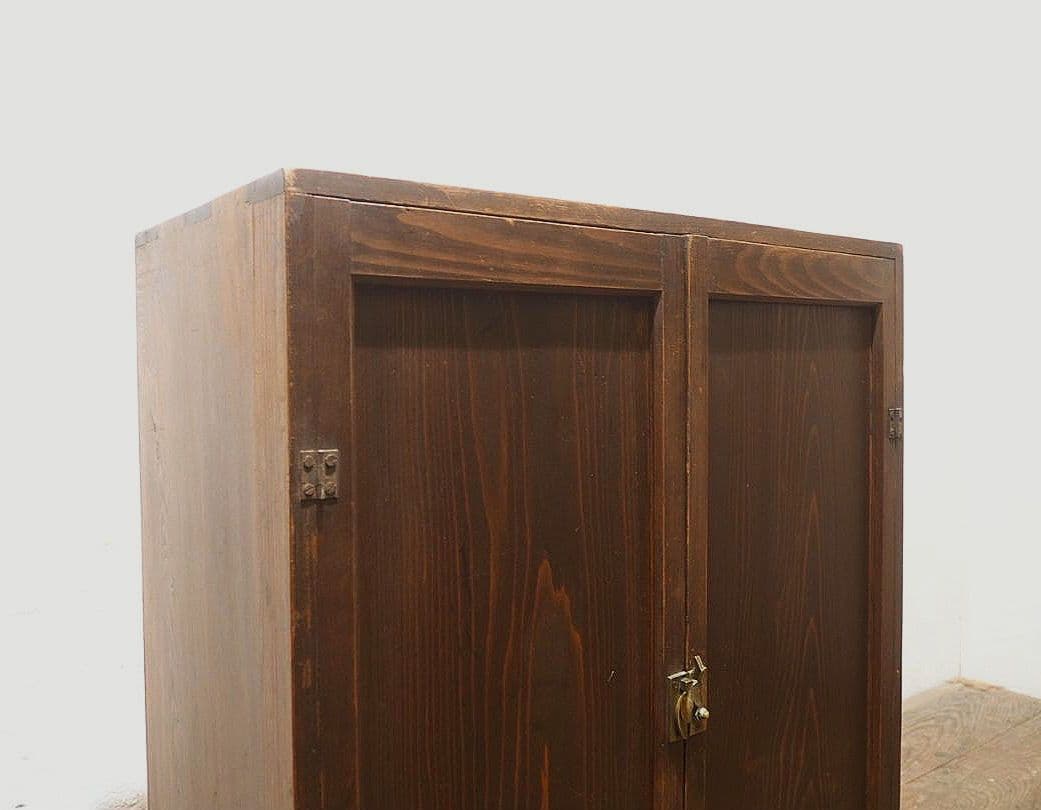 1304 　観音扉の飾り棚　収納棚　キャビネット　ケース　レトロ　ビンテージ