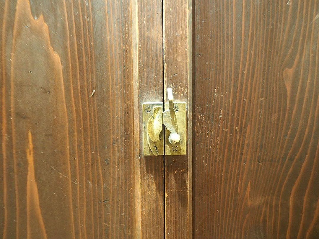 1304 　観音扉の飾り棚　収納棚　キャビネット　ケース　レトロ　ビンテージ