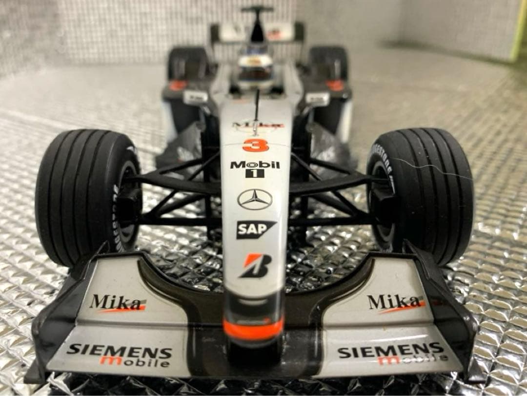 【ミニチャンプス　マクラーレン　メルセデス　MP4-16 2001年　1/18】