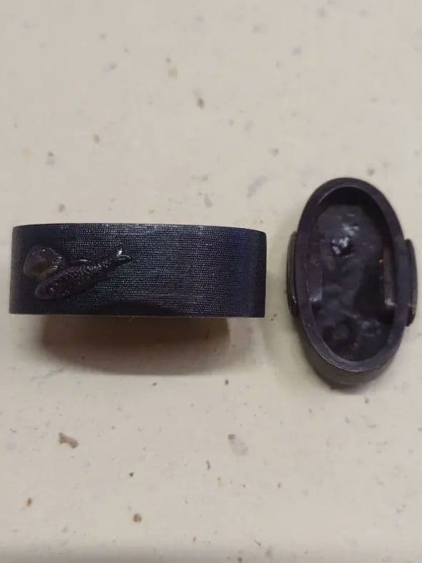 縁頭、赤銅魚子地に魚図