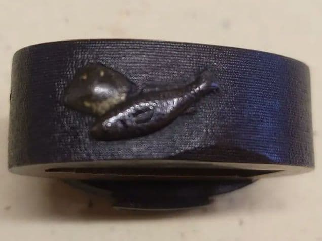 縁頭、赤銅魚子地に魚図