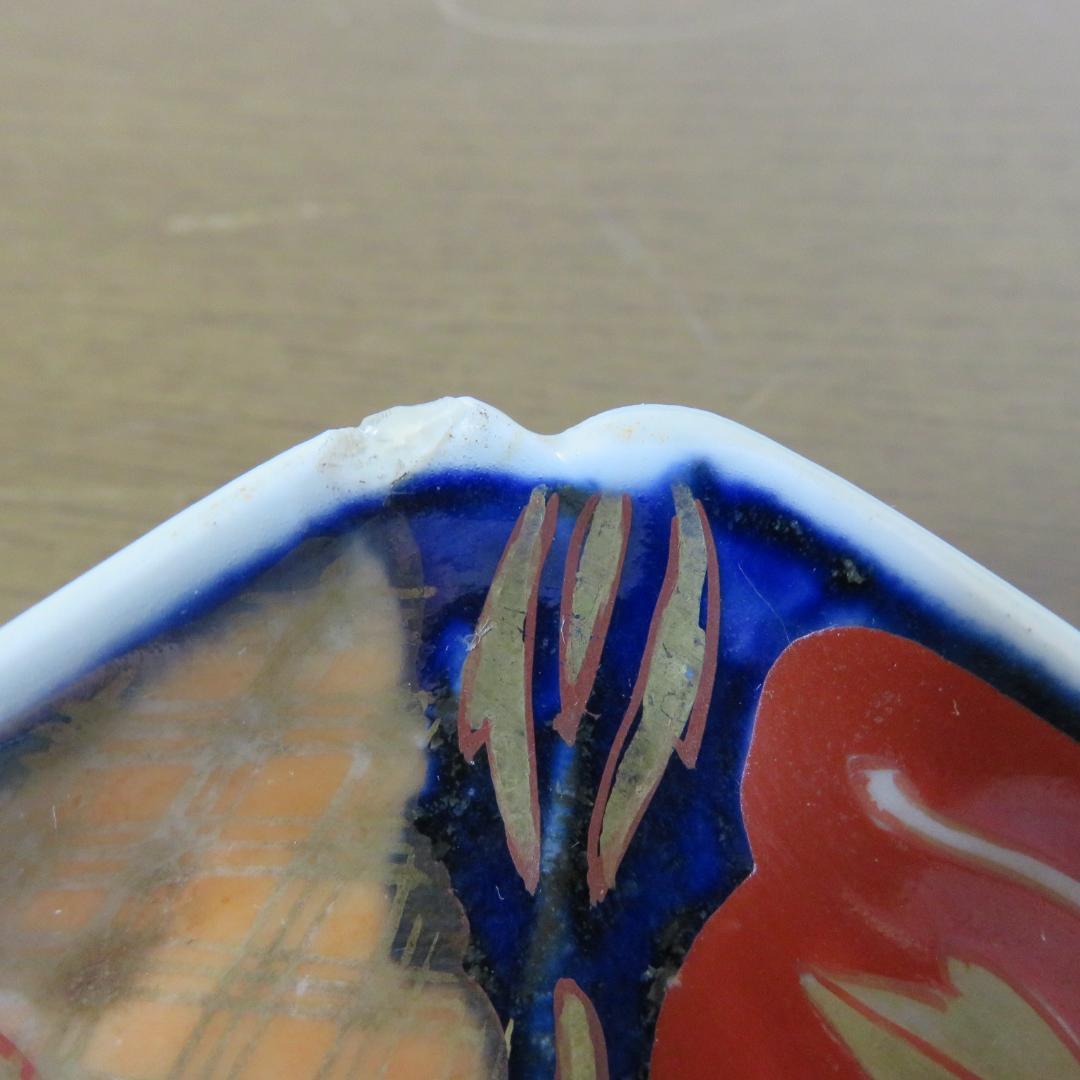 角皿 変形皿 金彩 色絵付け 印判 欠け 窯傷 花文様 ニュウ 歪み