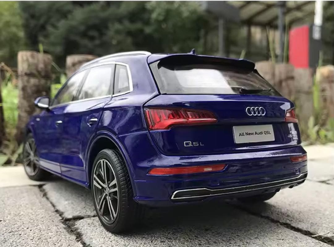 Audi Q5L 1/18スケールモデルミニカー