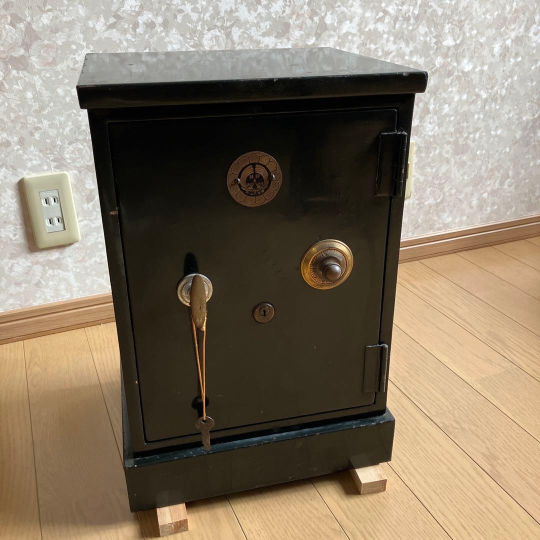 昭和レトロな中型金庫（グリーン色／高４５、幅３１、奥２８㌢／重約２７㌕）