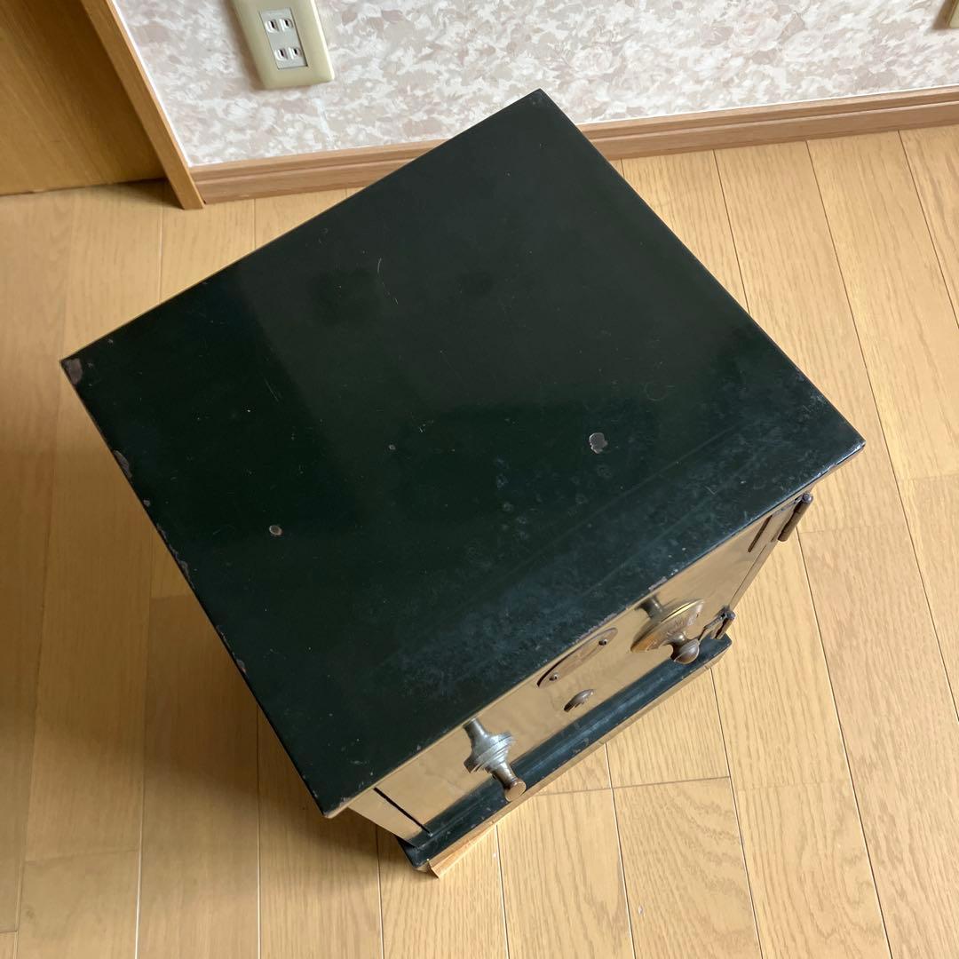 昭和レトロな中型金庫（グリーン色／高４５、幅３１、奥２８㌢／重約２７㌕）