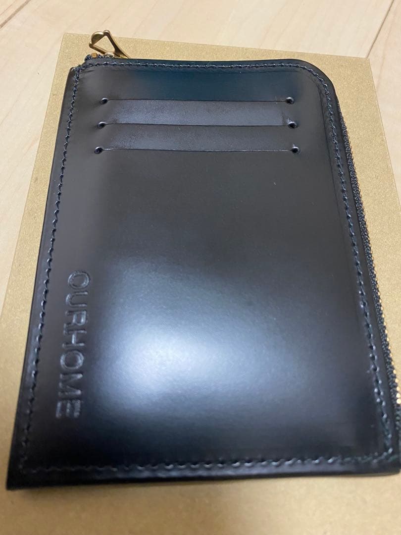 OUR ブラック OUR スリムなレザーミディアム財布
