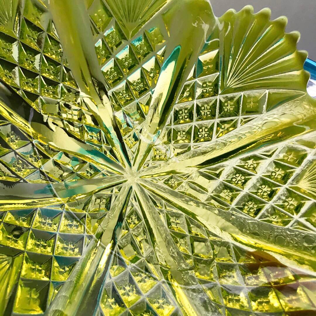 骨董　時代プレス　乳白色暈しカナリアイエロー　切子調プレス　プレート