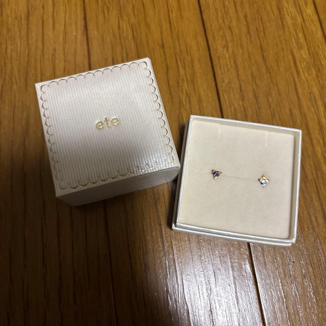 【未使用】ete 三角形スタッドピアス サファイアストーン
