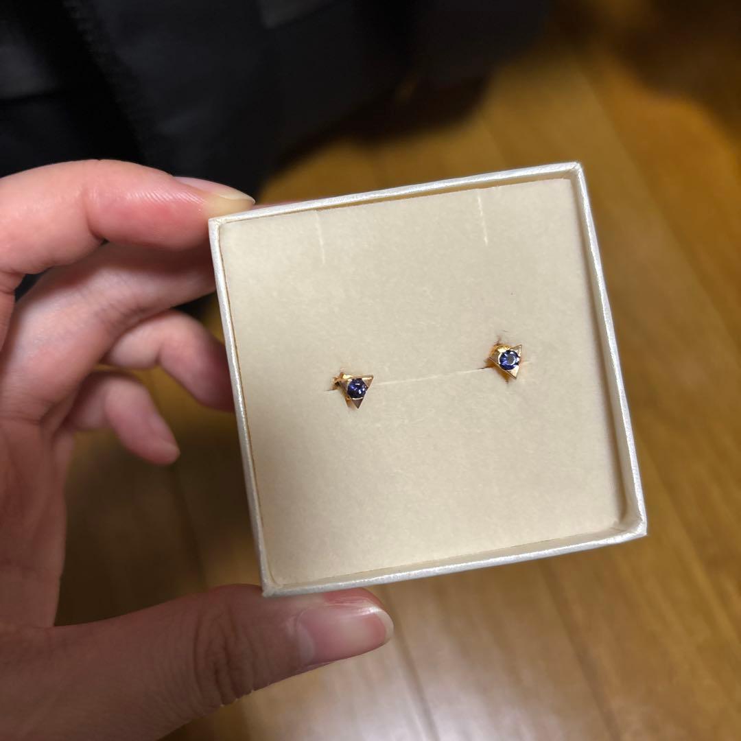 【未使用】ete 三角形スタッドピアス サファイアストーン