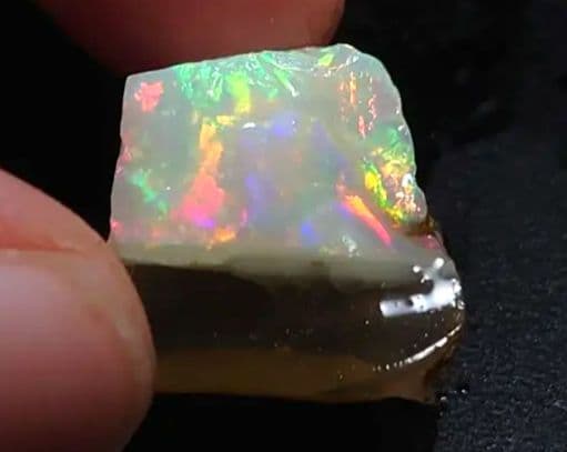 エチオピアオパール　ウェロ産　原石　乳白色　虹　鉱物標本　チョーク