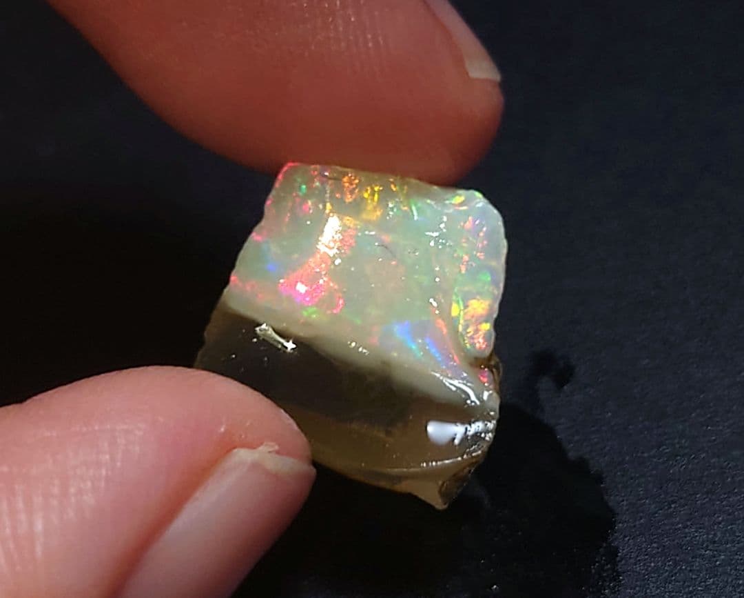 エチオピアオパール　ウェロ産　原石　乳白色　虹　鉱物標本　チョーク