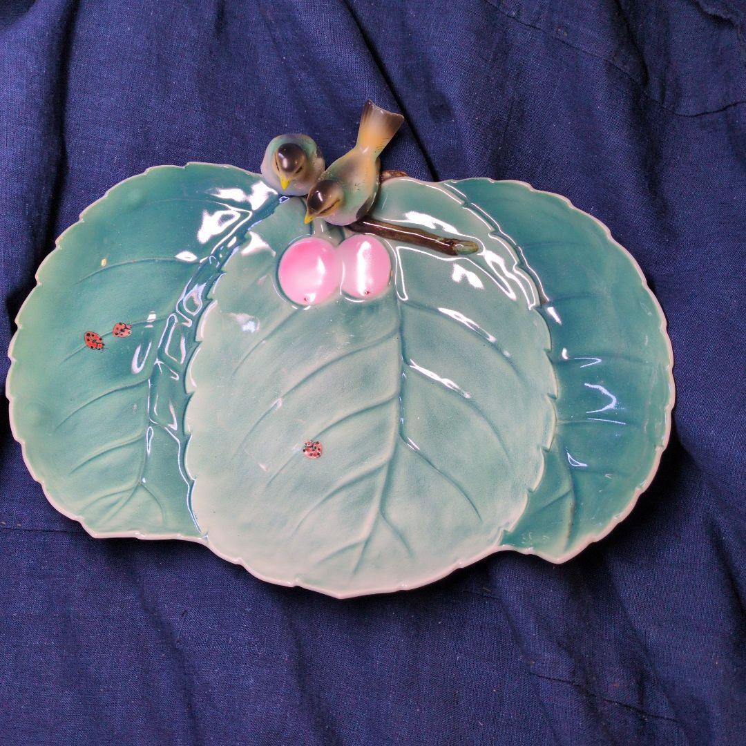 とても古い深川製の陶磁器、2羽の小鳥とてんとう虫