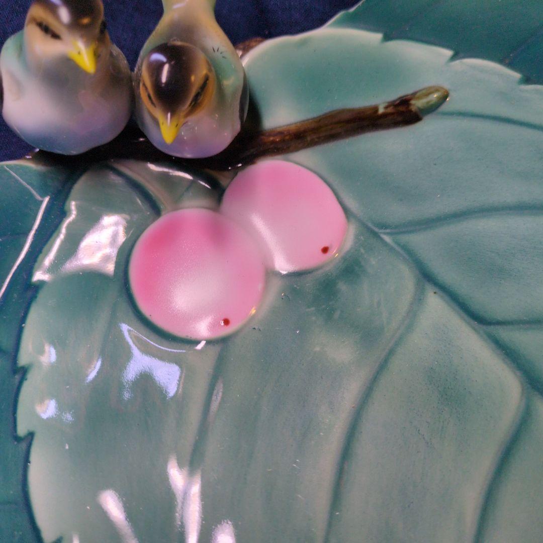 とても古い深川製の陶磁器、2羽の小鳥とてんとう虫