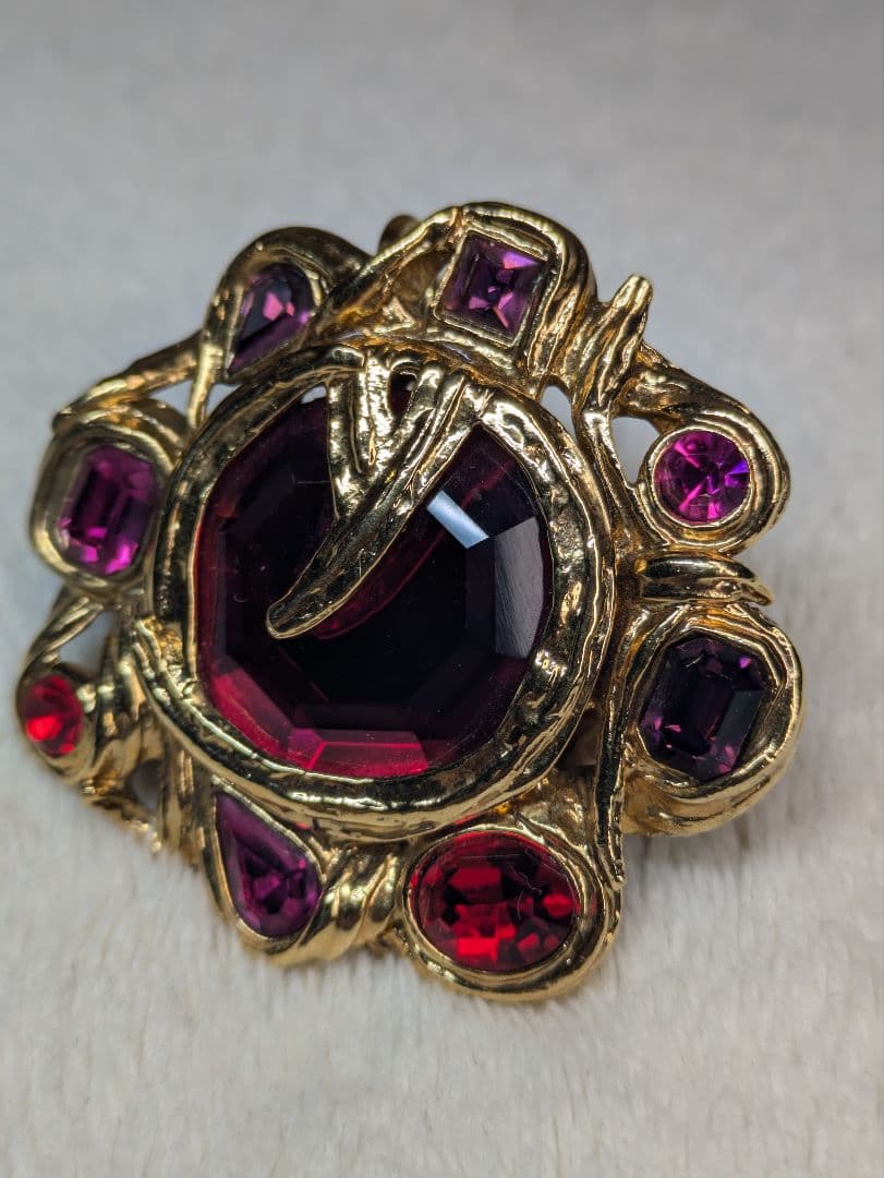 イヴ・サンローラン　ヴィンテージ　ブローチ　ペンダントトップ　グリポア