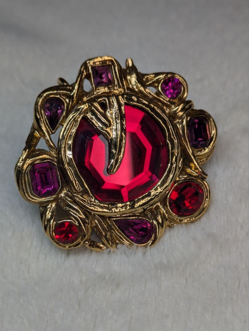 イヴ・サンローラン　ヴィンテージ　ブローチ　ペンダントトップ　グリポア