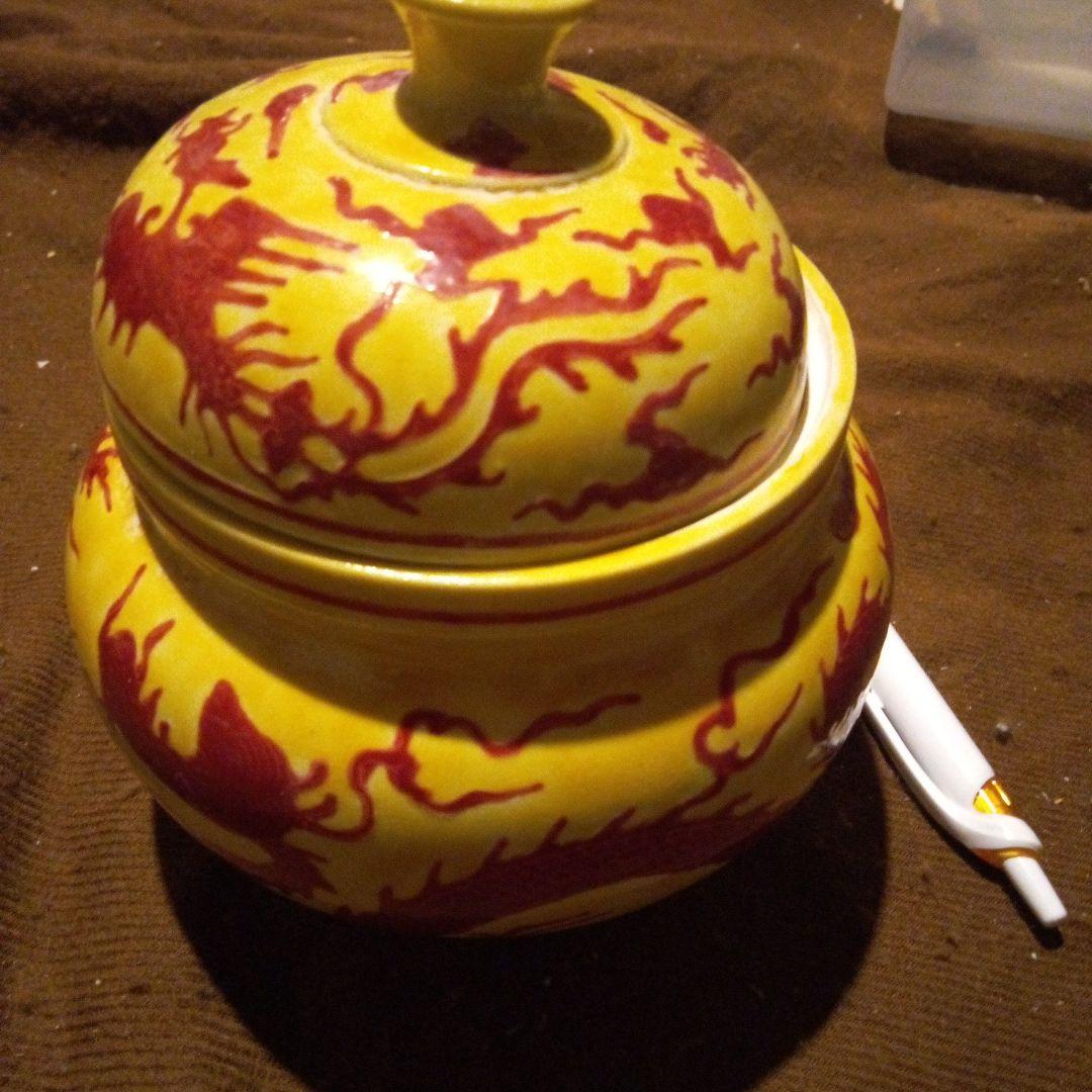 中国陶磁器　明成化　三足香合