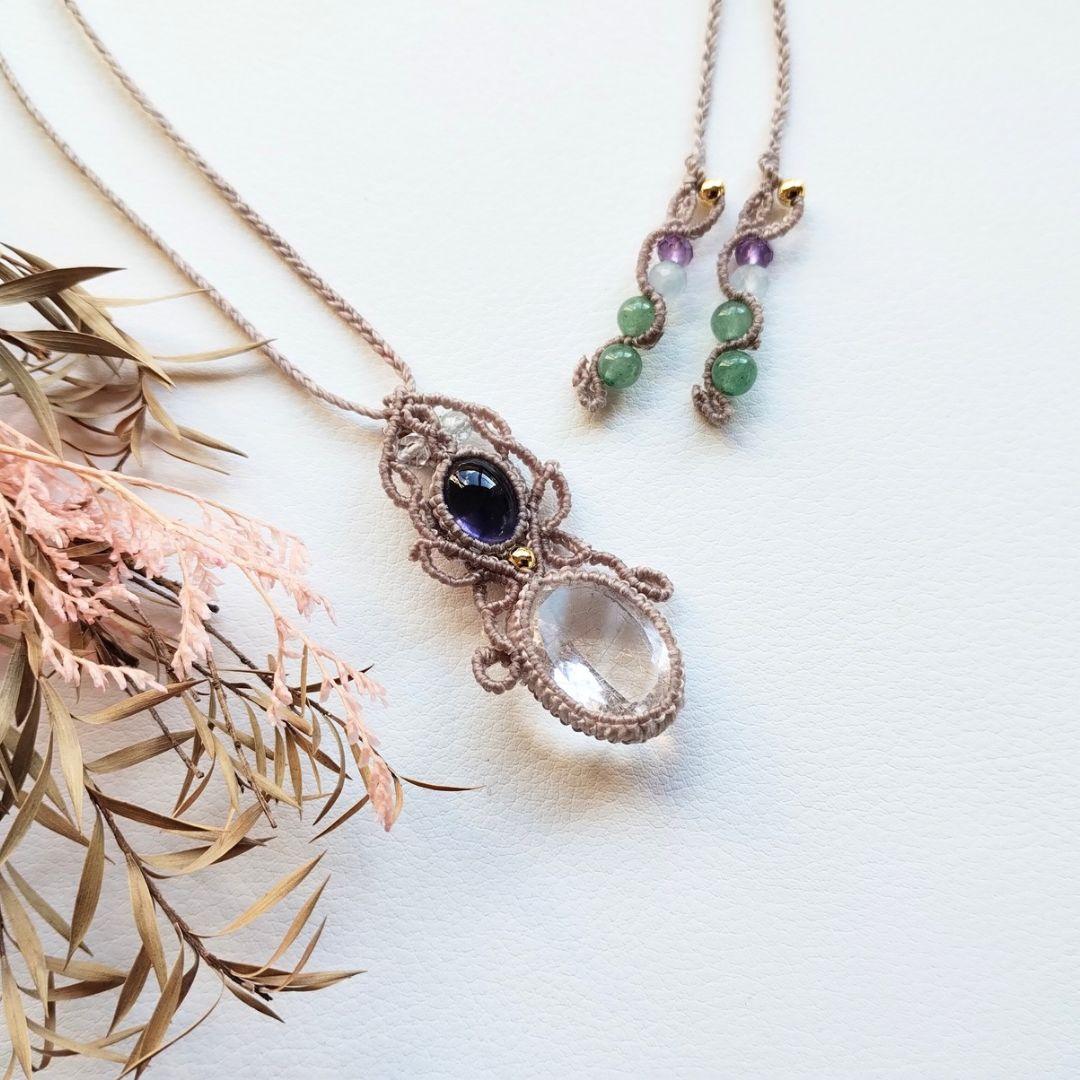 【まつこ】ルチルクォーツ＆アイオライトのマクラメ編みネックレス他