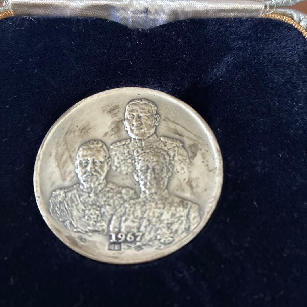 明治百年記念御尊像牌 芸術院会員 清水多嘉示作 純銀メダル