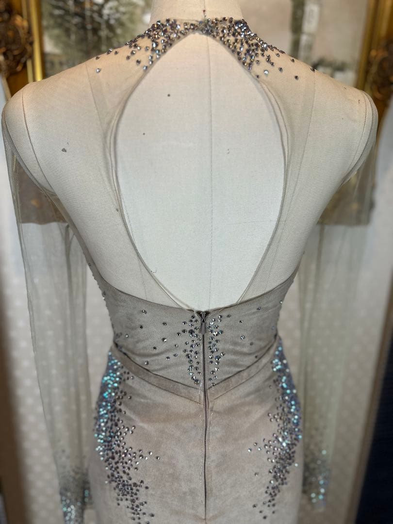 ビーズ装飾付きグレーベージュ色パーティードレス