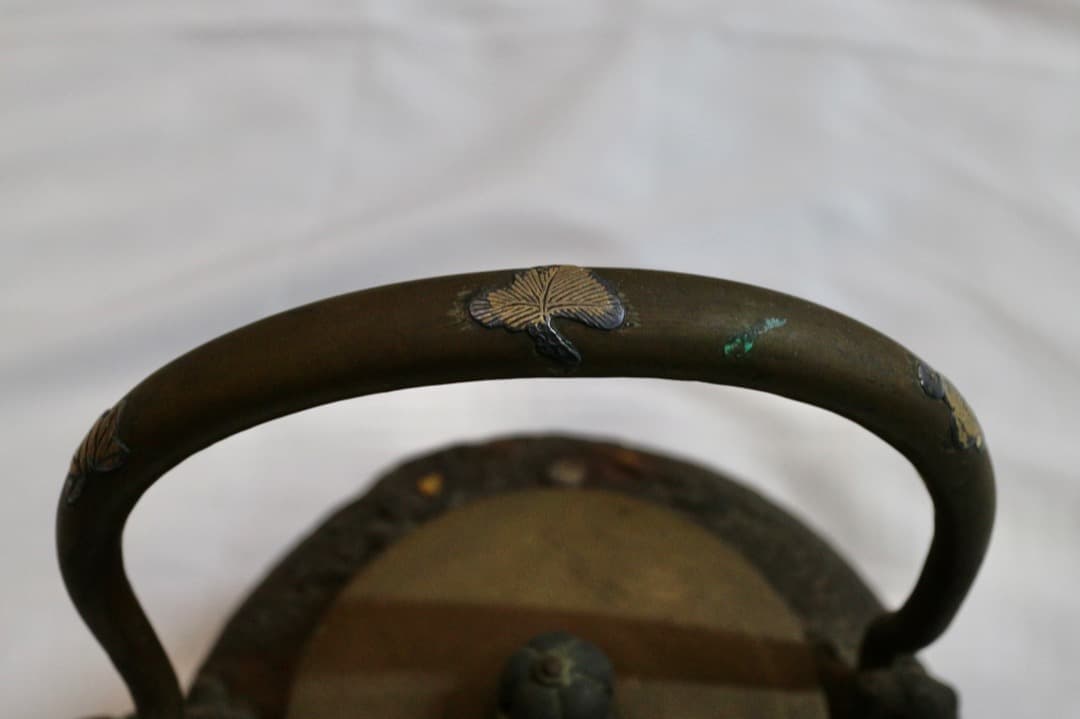 亀文堂 造 日本亀文 鉄瓶 金銀象嵌 岩肌地 骨董美術 茶道具 重量約2329g