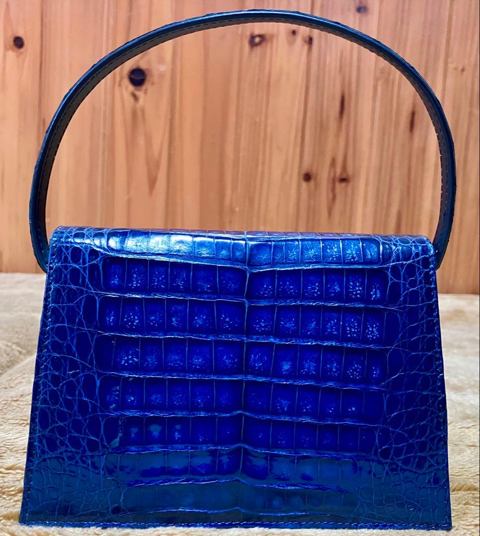 鮮やかな青色のワニ革のミニバッグ