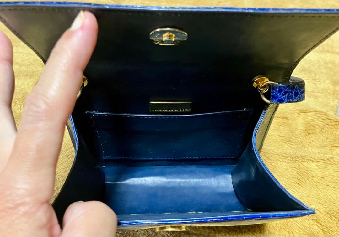 鮮やかな青色のワニ革のミニバッグ